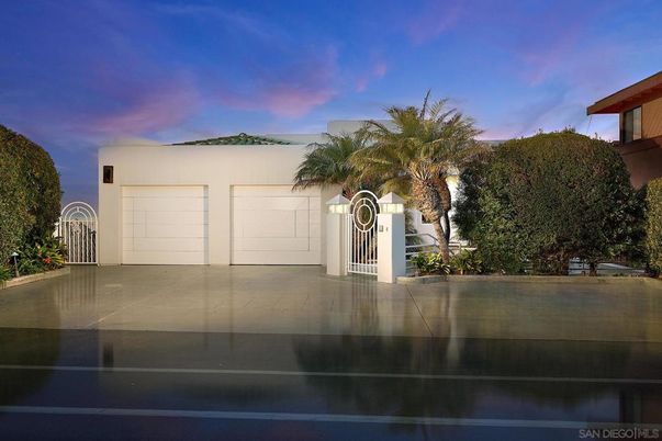 Attached, Exterior, Facade, Modern