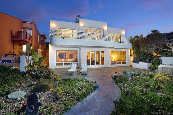 Backyard, Exterior, Facade, Modern
