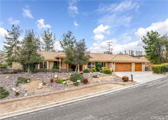 Attached, Exterior, Facade, Ranch