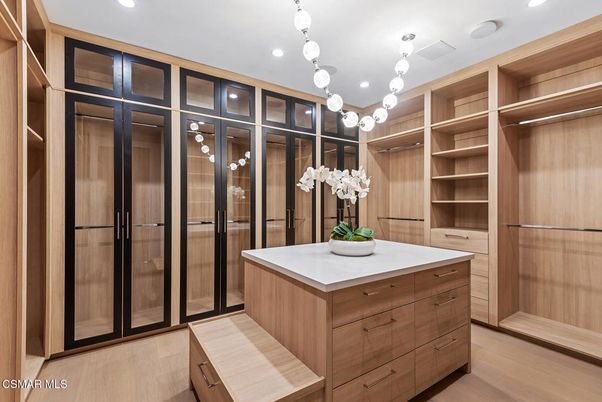 Interior, Pendant Lights, Recessed Lighting, Walk-in Closets, Wood Texture Flooring