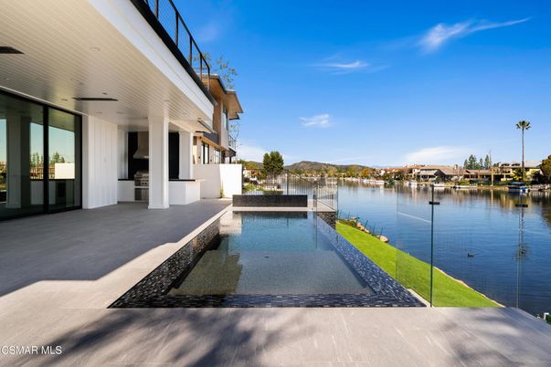 Exterior, Lake