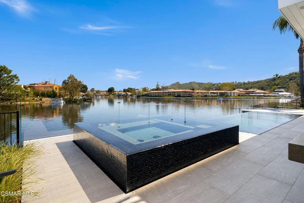 Exterior, Lake
