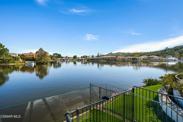 Exterior, Lake