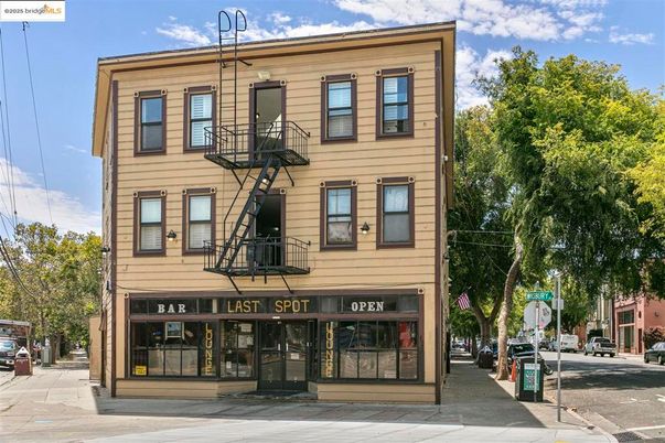 Exterior, Facade, Rowhouse