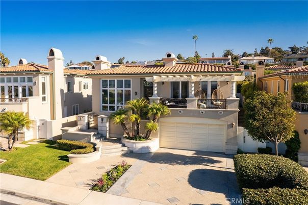 Attached, Exterior, Facade, Mediterranean