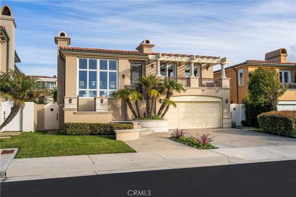 Attached, Exterior, Facade, Mediterranean