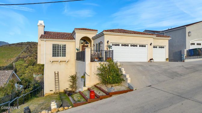 Attached, Exterior, Facade, Mediterranean