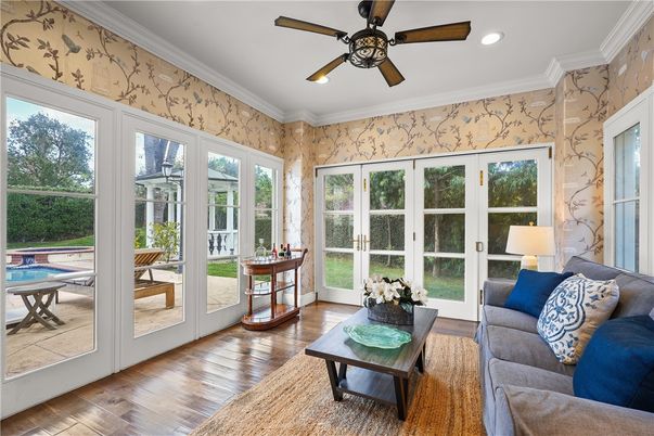 Interior, Living room, Recessed Lighting, Sun Room, Wood Texture Flooring