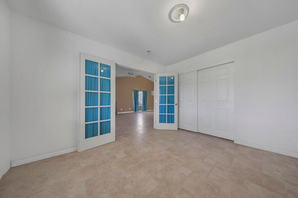 Empty room, Interior