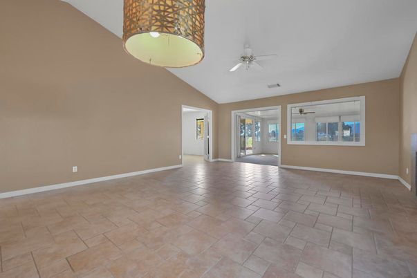 Empty room, Interior