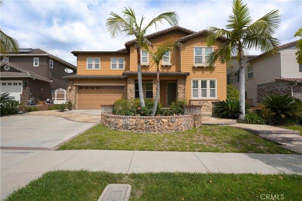 Attached, Exterior, Facade, Mediterranean