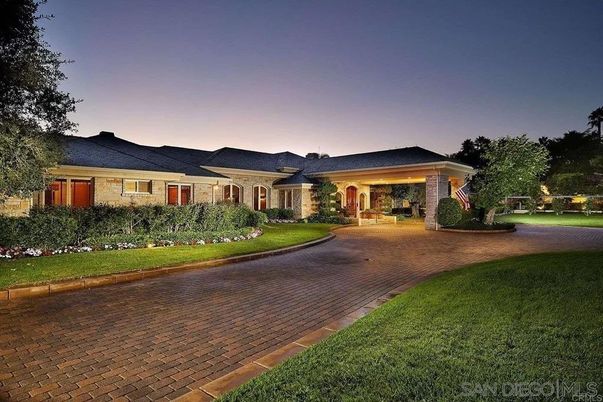 Backyard, Exterior, Facade, Ranch