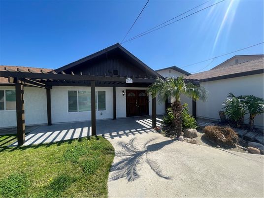 Exterior, Facade, Ranch