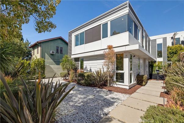 Exterior, Facade, Modern