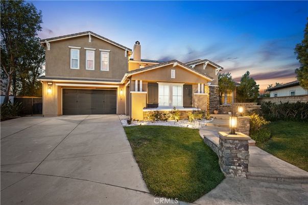Attached, Exterior, Facade, American Craftsman