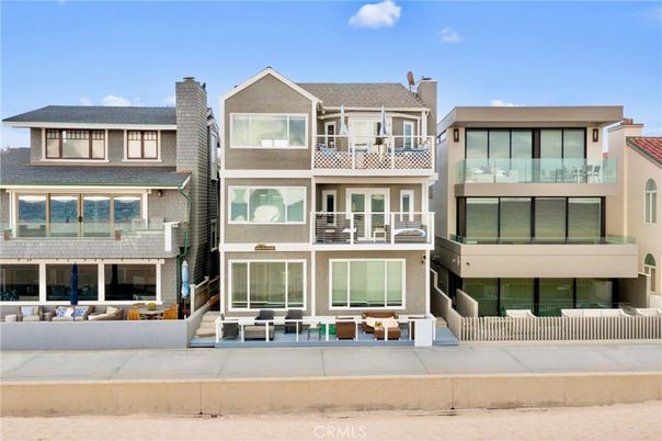Exterior, Facade, Rowhouse