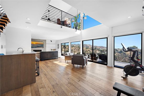 Fitness Equipment, Interior, Living room, Recessed Lighting, Wood Texture Flooring