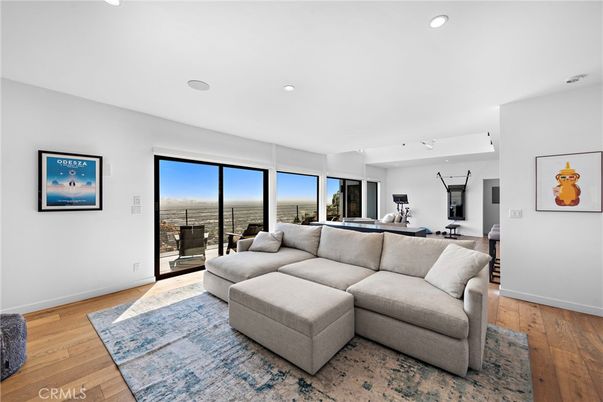 Fitness Equipment, Interior, Living room, Recessed Lighting, Wood Texture Flooring