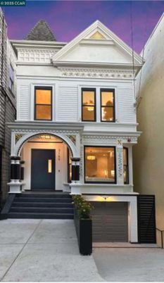 Attached, Exterior, Facade, Queen Anne Victorian