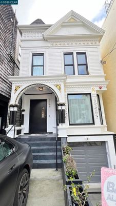 Exterior, Facade, Queen Anne Victorian