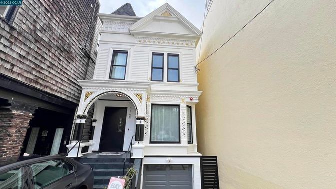 Exterior, Facade, Queen Anne Victorian