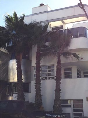 Exterior, Facade, Modern