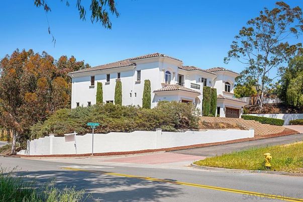 Attached, Exterior, Facade, Mediterranean