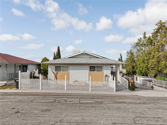 Exterior, Facade, Ranch