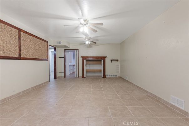 Empty room, Interior