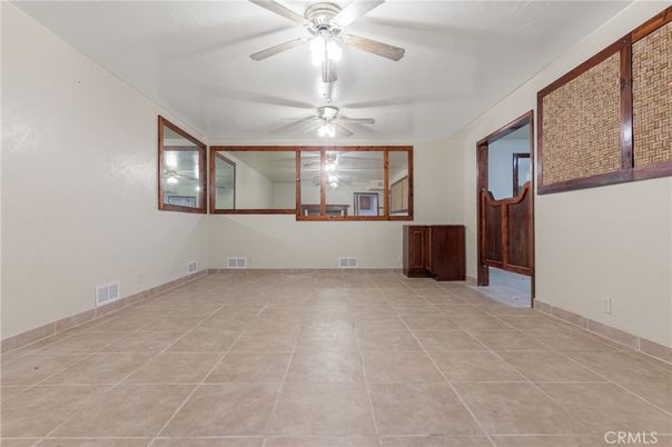 Empty room, Interior