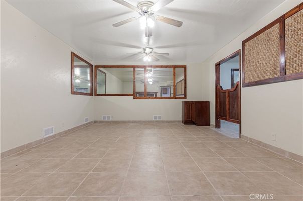 Empty room, Interior