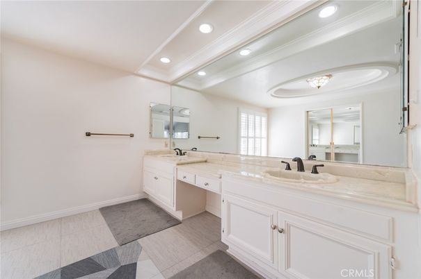 Bathroom, Dual Sink Vanities, Interior, Recessed Lighting