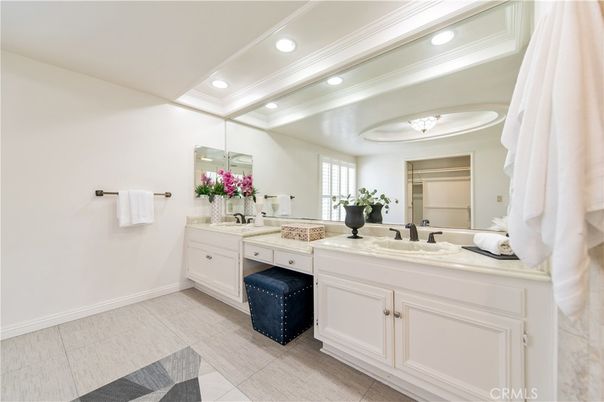 Bathroom, Dual Sink Vanities, Interior, Recessed Lighting