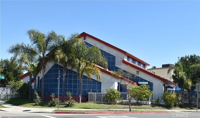 Exterior, Facade, Modern