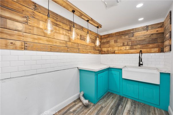 Interior, Pendant Lights, Recessed Lighting, Wood Texture Flooring, Wooden Walls