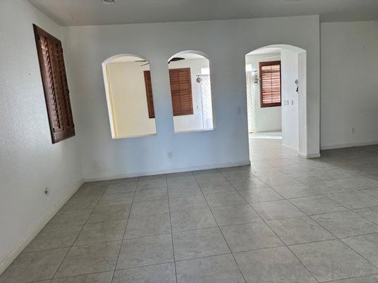 Empty room, Interior