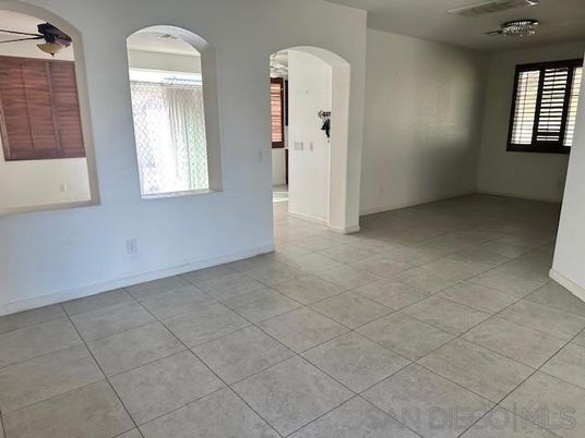 Empty room, Interior