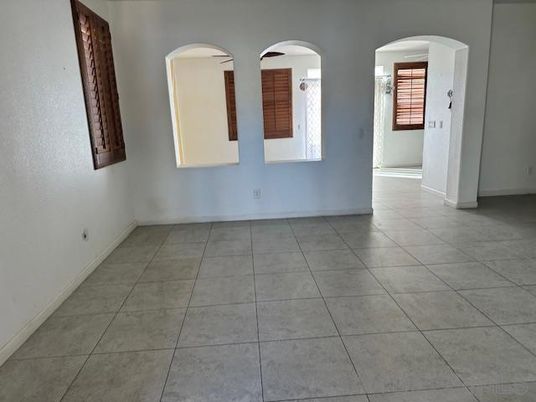 Empty room, Interior