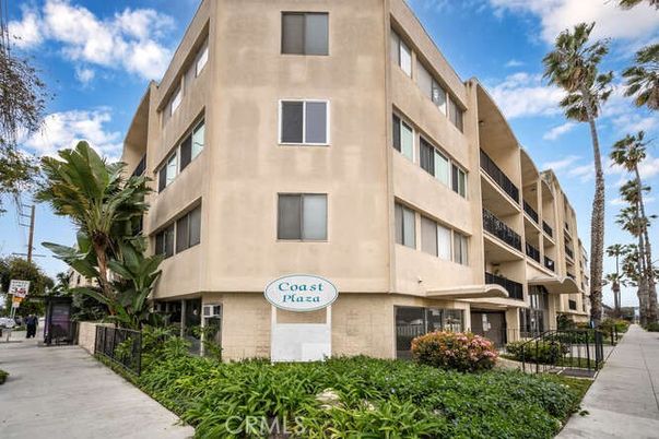Exterior, Facade, Condo Building