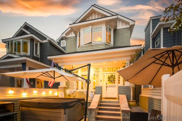 Exterior, Facade, Hot Tub, American Craftsman