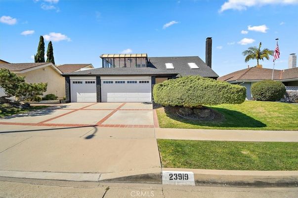 Attached, Exterior, Facade, Ranch