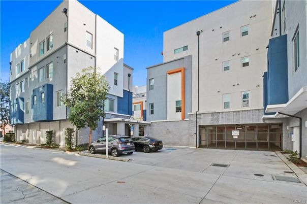 Attached, Exterior, Facade, Rowhouse
