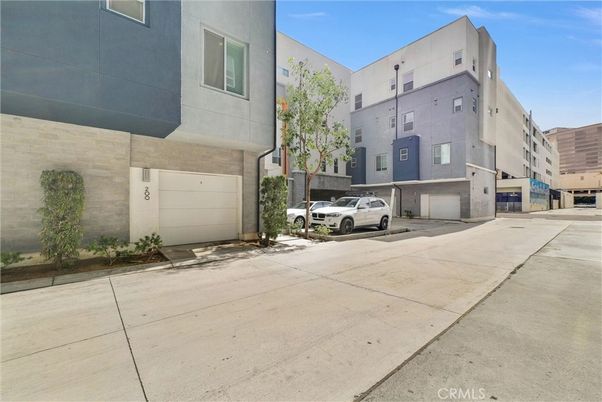 Attached, Exterior, Facade, Modern
