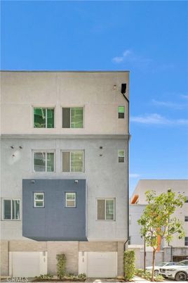 Exterior, Facade, Rowhouse