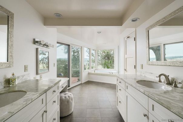Bathroom, Dual Sink Vanities, Interior, Recessed Lighting