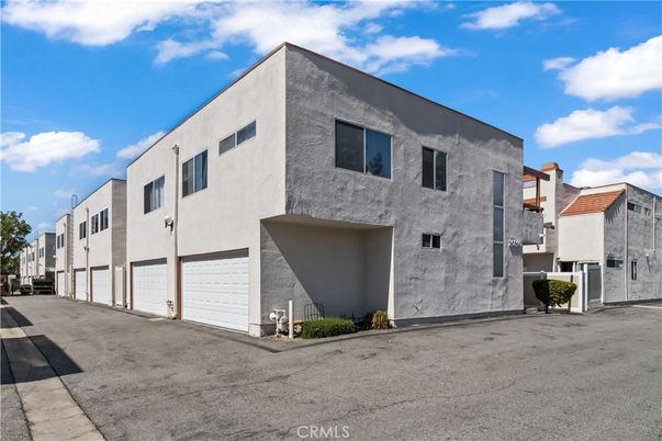 Attached, Exterior, Facade, Modern