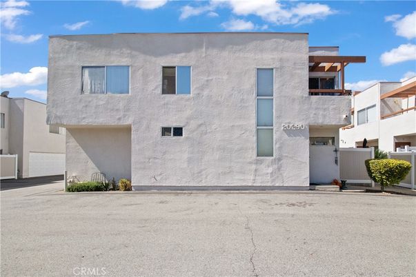 Attached, Exterior, Facade, Modern