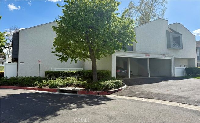 Attached, Exterior, Facade, Modern