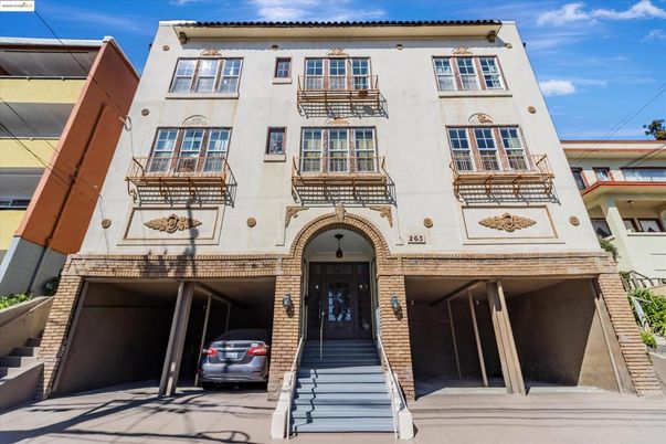 Exterior, Facade, Rowhouse