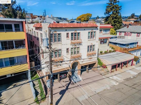 Exterior, Facade, Rowhouse
